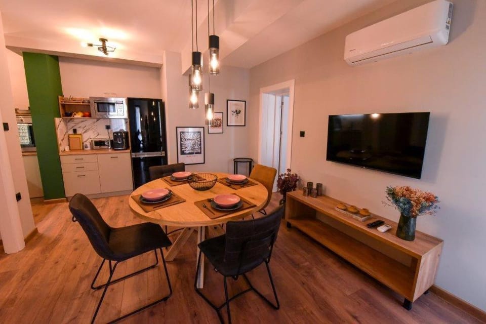 Communal lounge/ TV room, TV and multimedia, Kitchen or kitchenette, Living room, Seating area, Dining area, Evening entertainment, minibar, oven, pet friendly, air conditioner