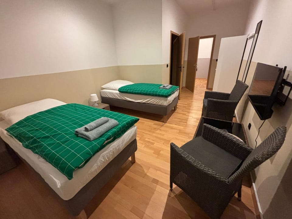 Doppelzimmer-TV-Bad- Kühlschrank-8 Bed and Breakfast in Lower Saxony, Germany