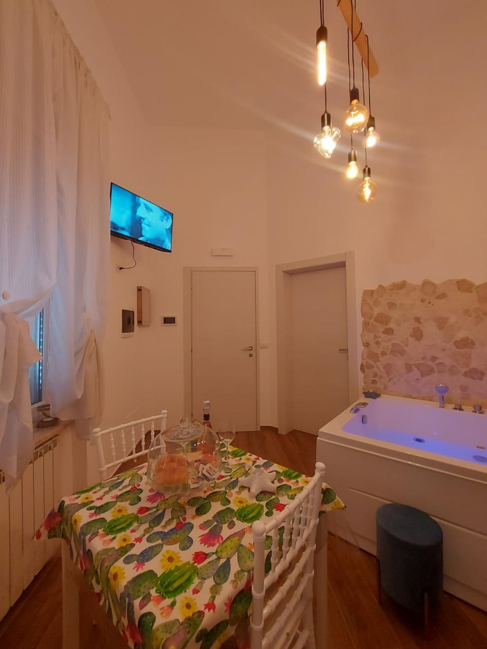 Hot Tub, TV and multimedia, Photo of the whole room