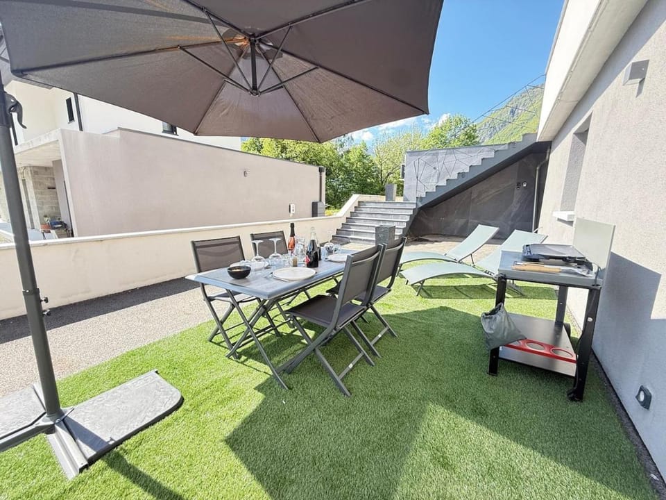 BBQ facilities, Dining area, sunbed