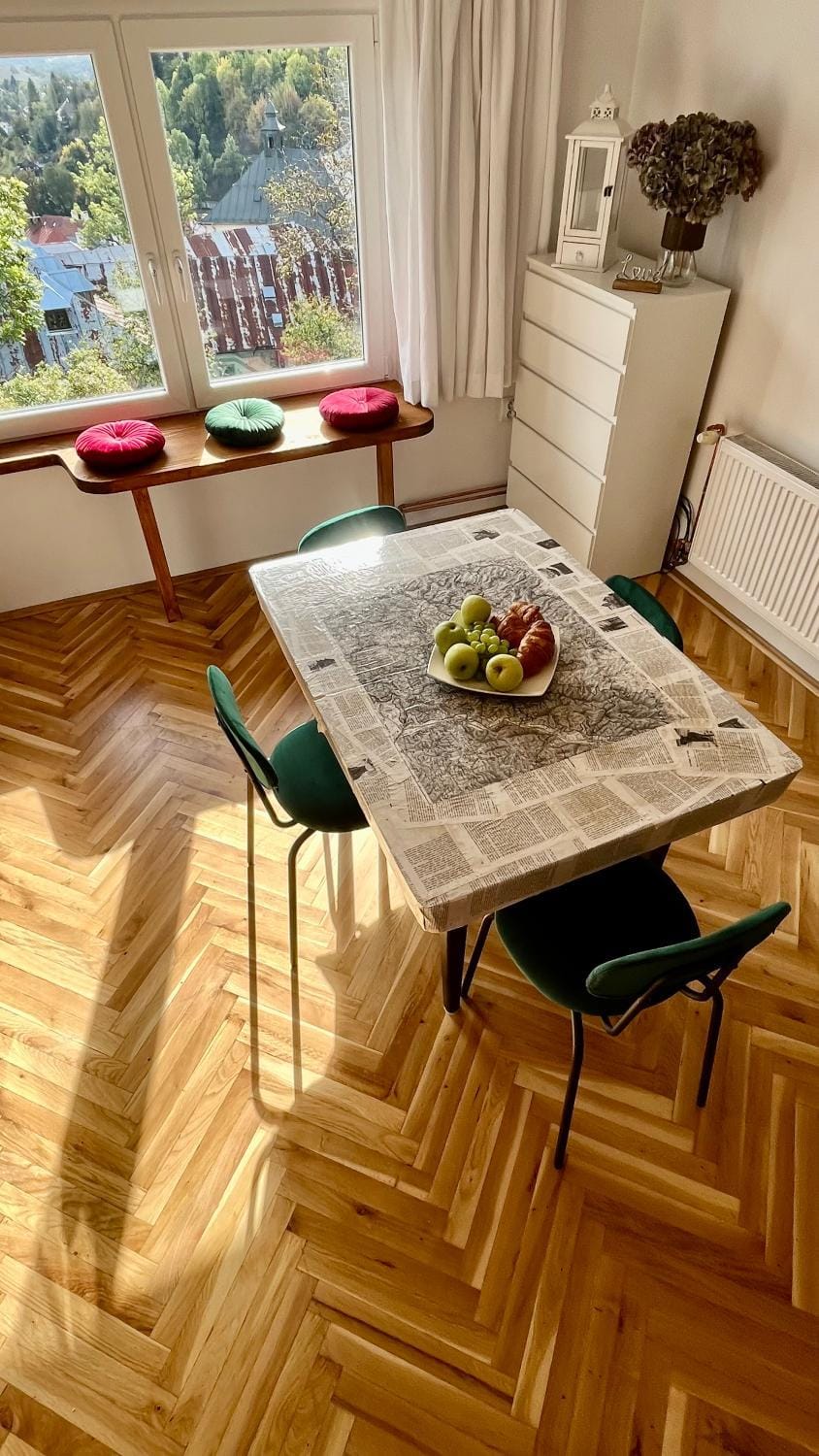 Seating area, Dining area, Food