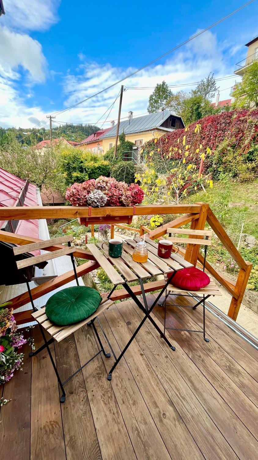 View (from property/room), Balcony/Terrace, Seating area, Garden view
