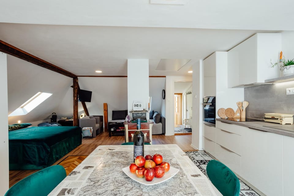 Kitchen or kitchenette, Living room, Photo of the whole room, Bedroom, oven, stove