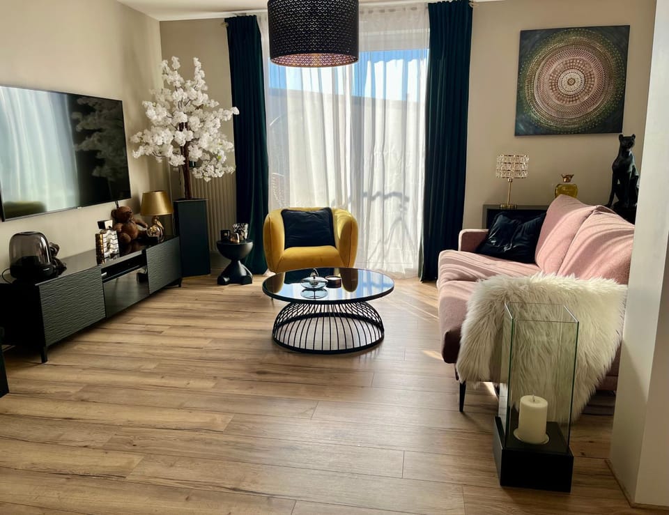 Communal lounge/ TV room, TV and multimedia, Living room, Seating area