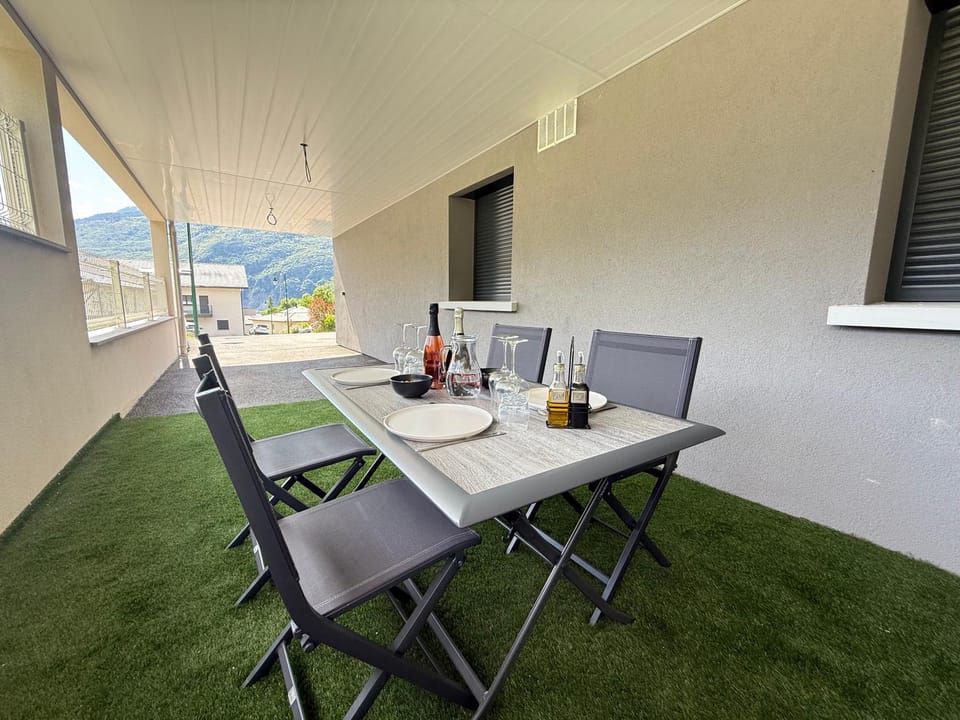 Patio, Dining area, Mountain view