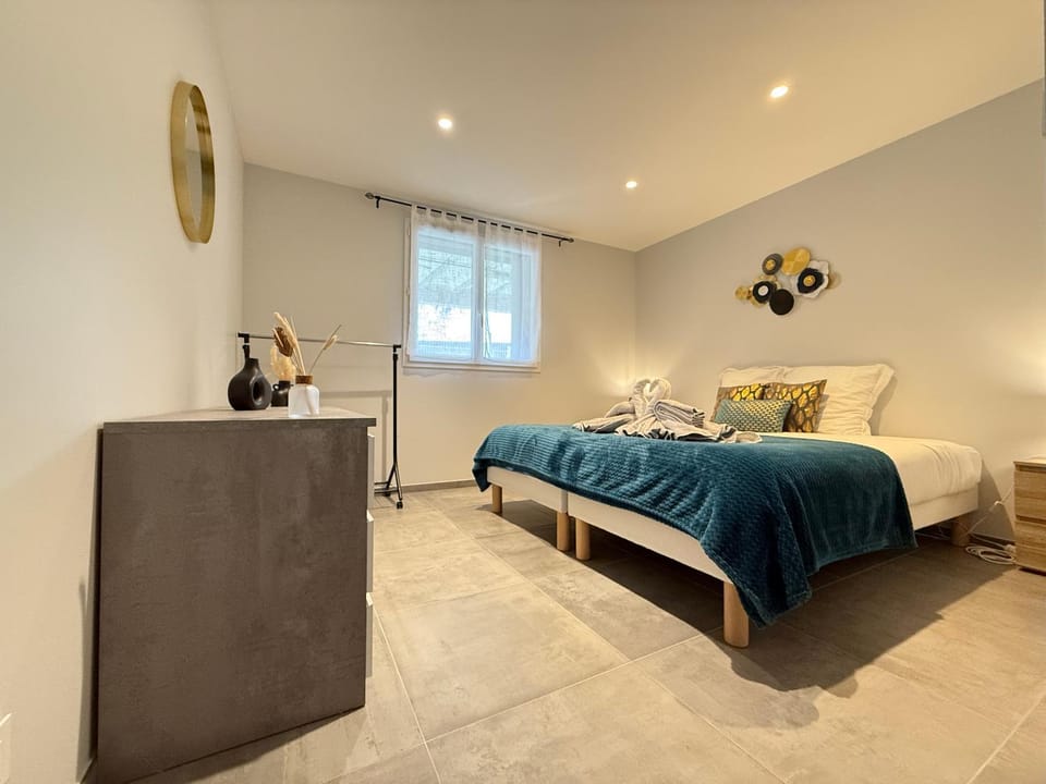 Photo of the whole room, Bedroom