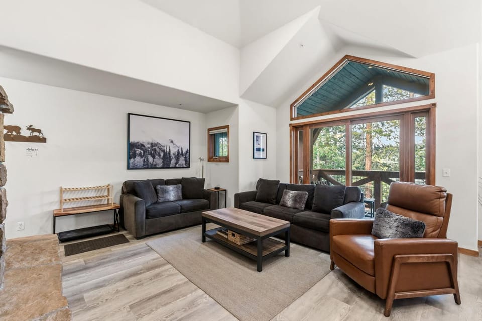 Day, Living room, Seating area, furniture