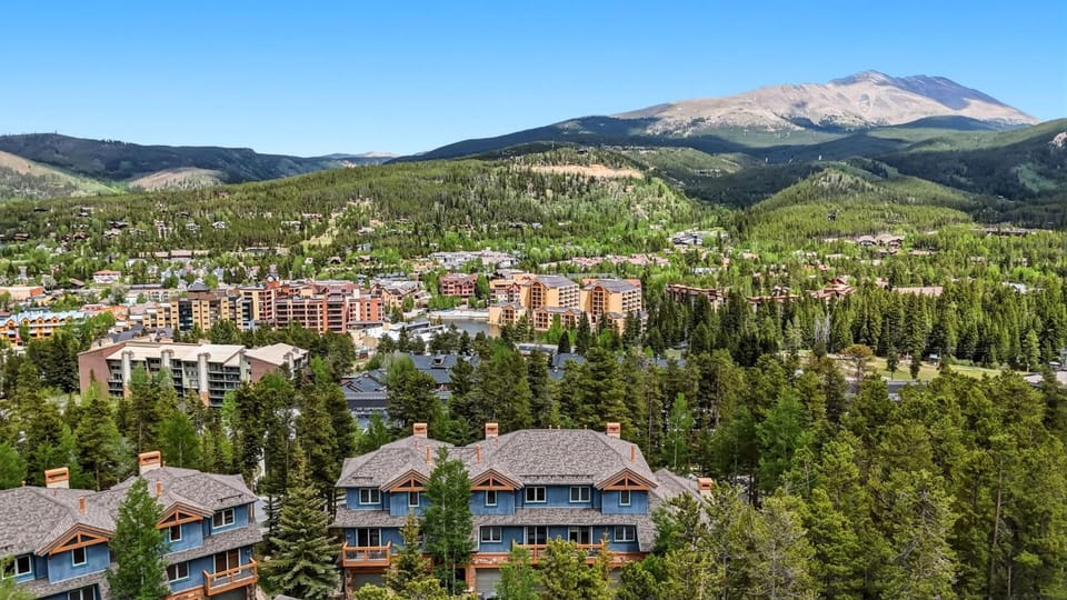Property building, Day, Neighbourhood, Natural landscape, Bird's eye view, Mountain view