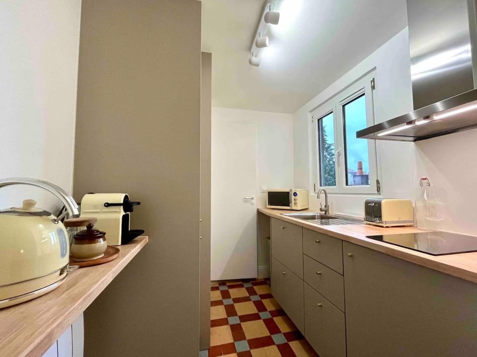 Coffee/tea facilities, Kitchen or kitchenette, stove, toaster