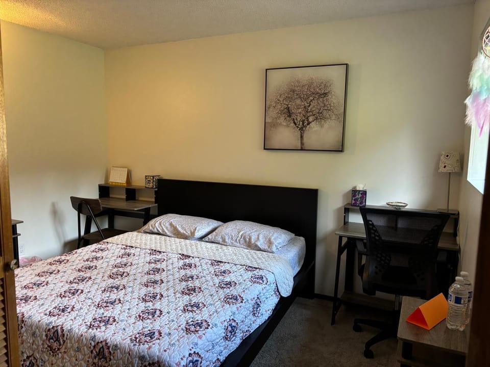 GardenView queen-size bedroom Vacation rental in Redmond