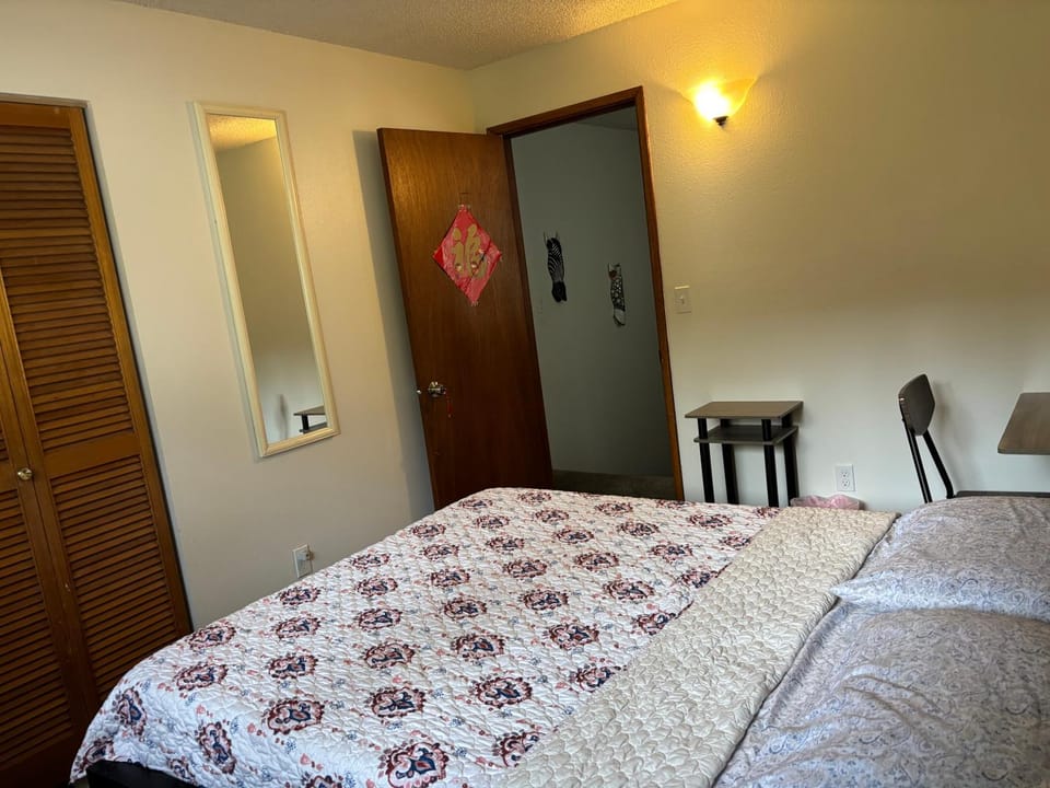 GardenView queen-size bedroom Vacation rental in Redmond