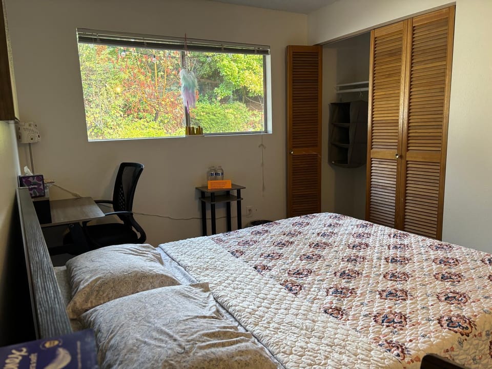 GardenView queen-size bedroom Vacation rental in Redmond