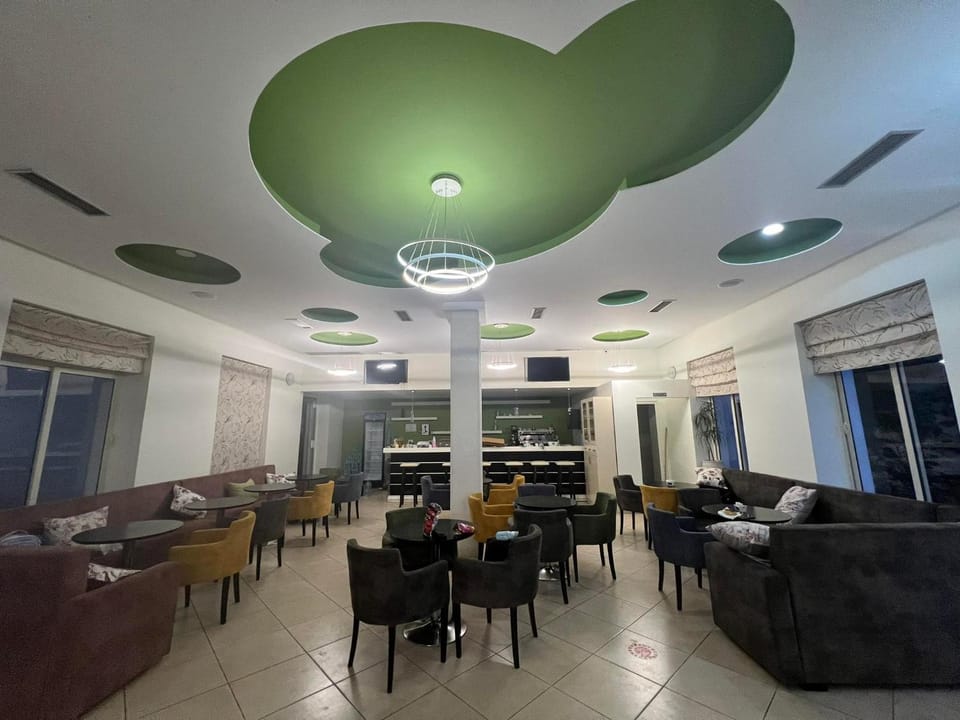 Restaurant/places to eat, Seating area