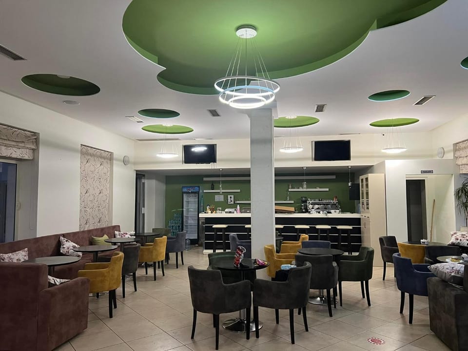 Restaurant/places to eat, TV and multimedia, Lounge or bar, Seating area