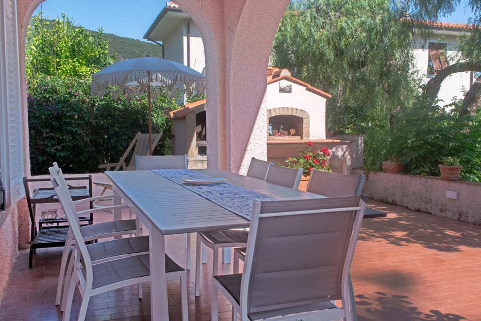Patio, Day, Balcony/Terrace, Dining area