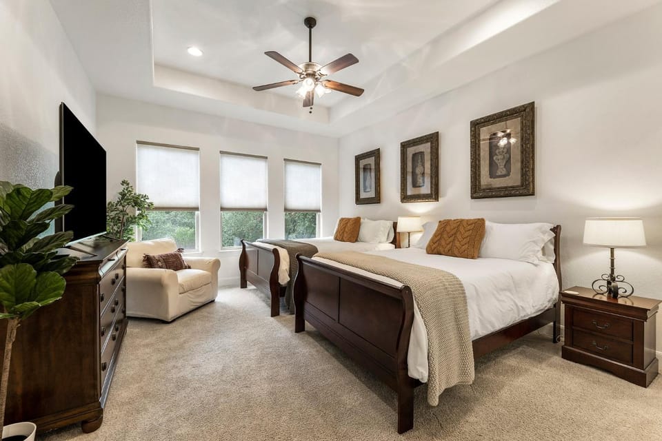 Photo of the whole room, Bedroom