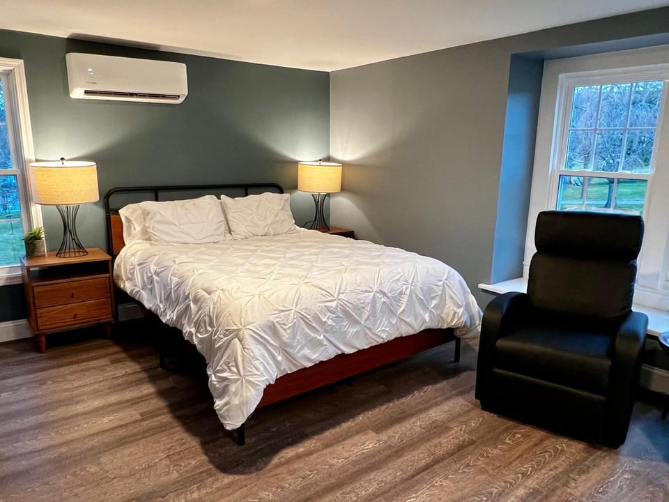 Bed, Seating area, Bedroom, air conditioner
