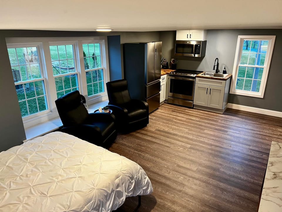 Bed, Kitchen or kitchenette, Living room, Seating area, Dining area, Bedroom, oven, stove, toaster