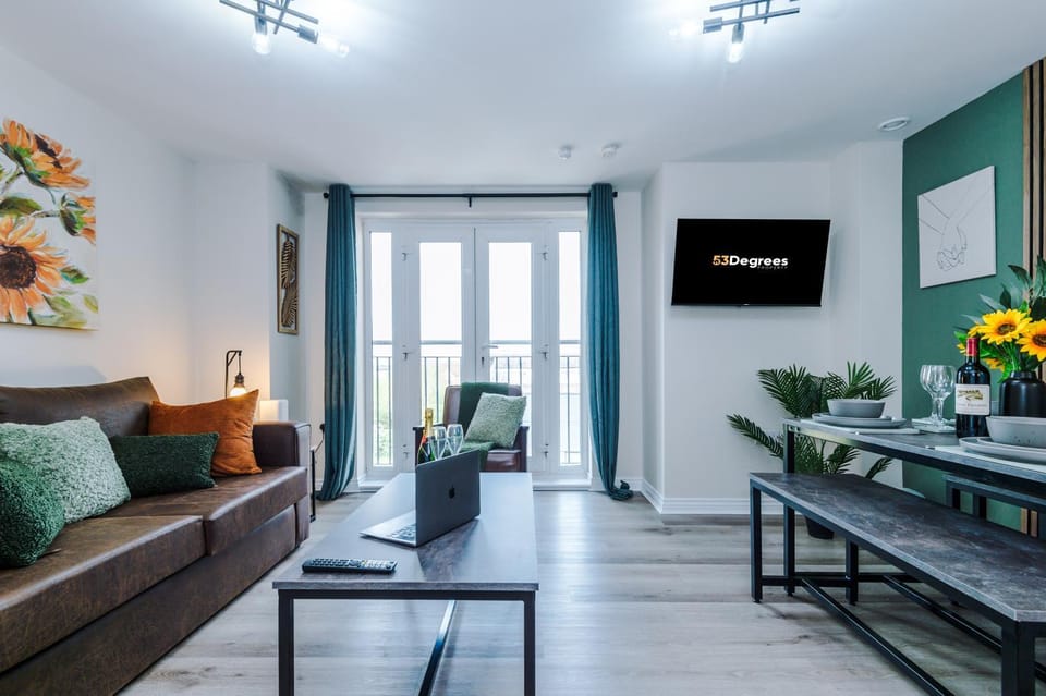 TV and multimedia, Living room, Seating area, Dining area