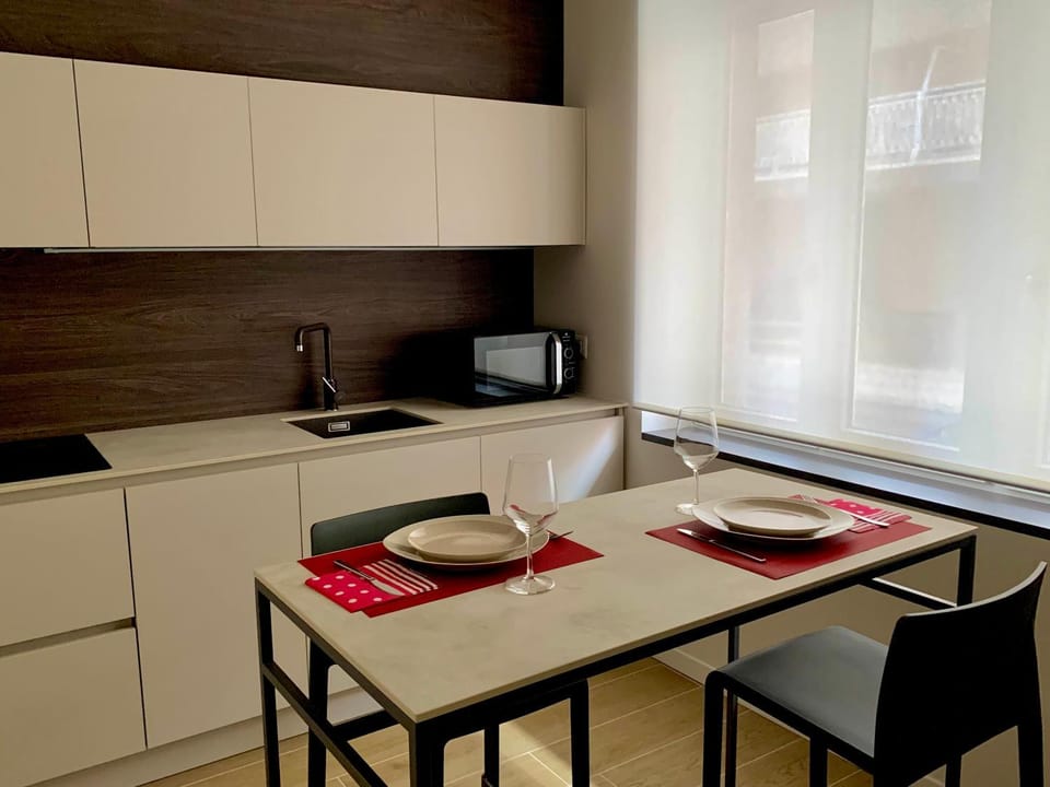 Kitchen or kitchenette, Dining area, minibar