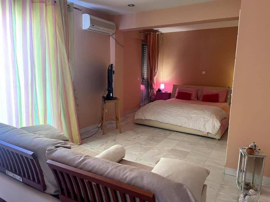 Bed, TV and multimedia, Photo of the whole room, Bedroom