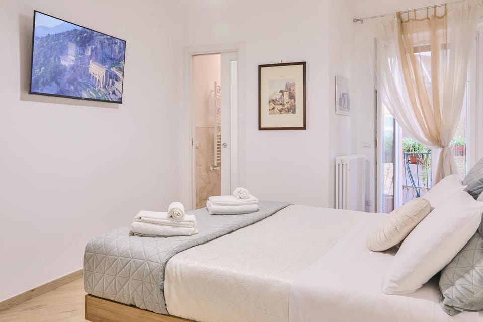 Bed, TV and multimedia, View (from property/room), View (from property/room), Photo of the whole room, Bedroom, City view, City view, Mountain view, Mountain view, Street view, Street view, Quiet street view, heating, towels