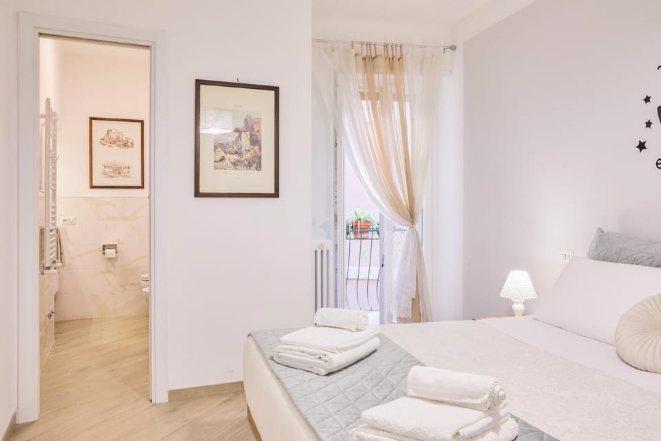 Bed, Bathroom, View (from property/room), View (from property/room), Balcony/Terrace, Photo of the whole room, Bedroom, City view, City view, Landmark view, Mountain view, Street view, Street view, Quiet street view, towels