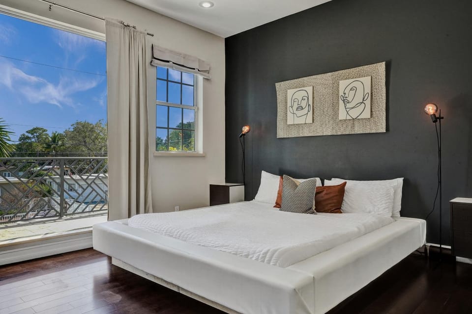 Tarpon River House - Heat Optional Pool - 4 bedrooms - 3 bathrooms - 1 miles to downtown FTL Villa in Fort Lauderdale