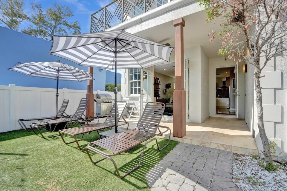 Property building, Patio, Day, Balcony/Terrace, sunbed