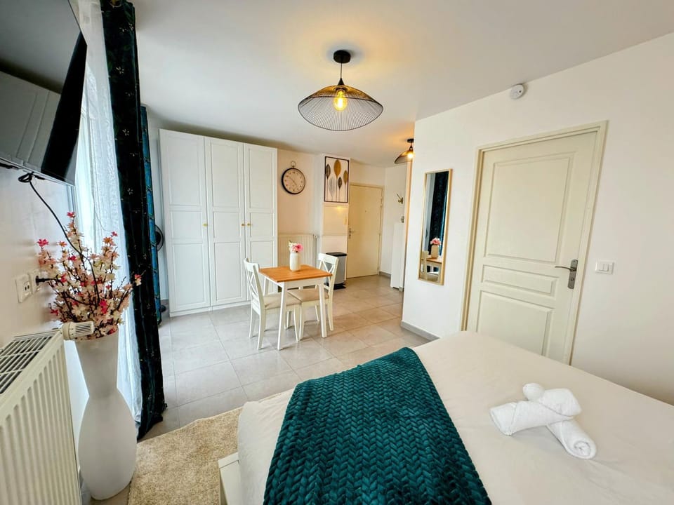 Bed, TV and multimedia, Photo of the whole room, Seating area, Dining area, Bedroom, towels, wardrobe