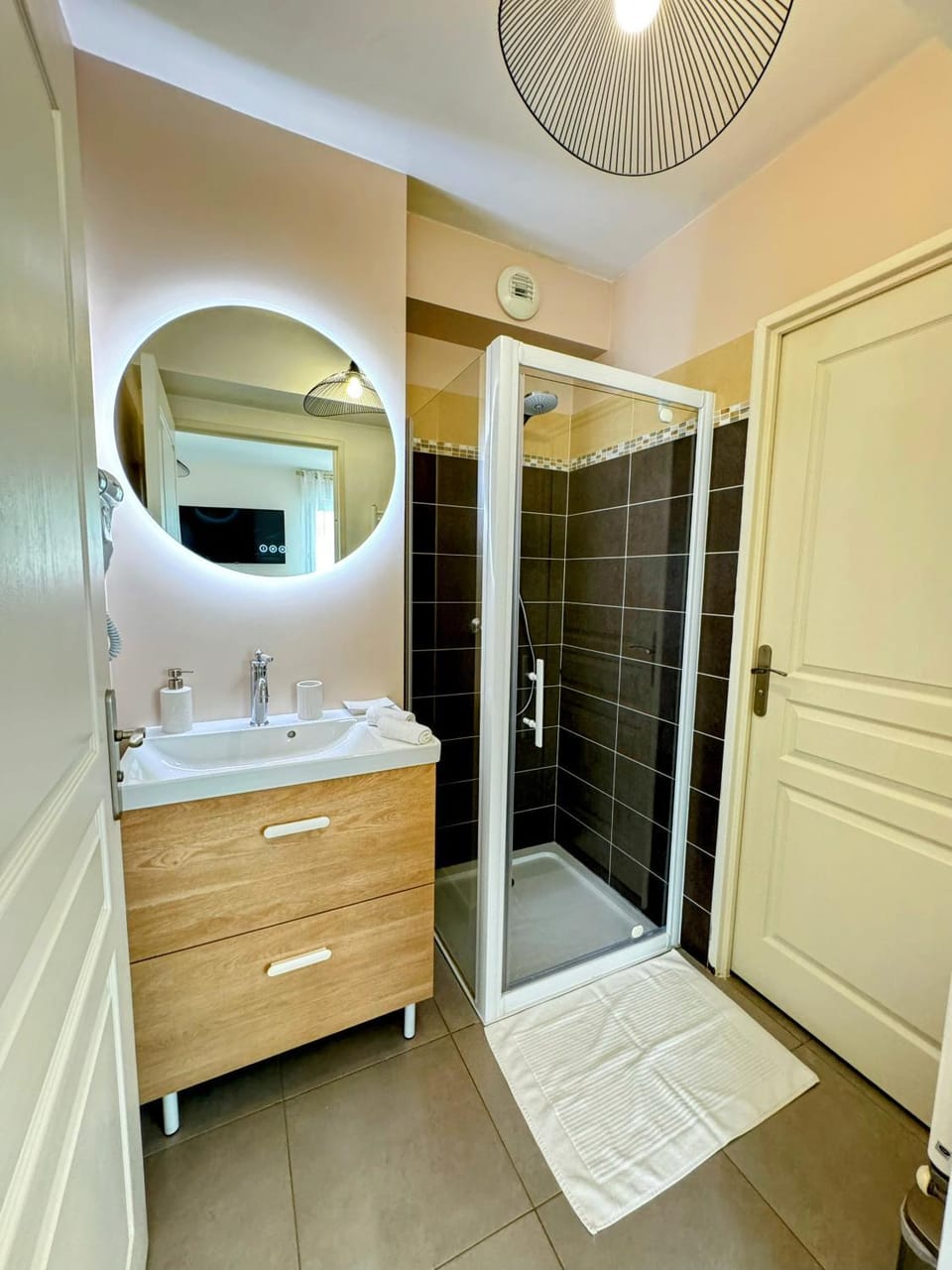 Shower, Bathroom, towels