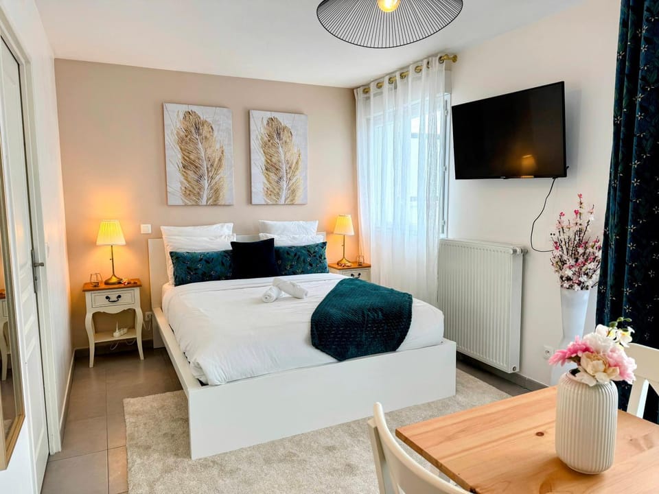 Bed, TV and multimedia, Living room, Photo of the whole room, Seating area, Bedroom, towels