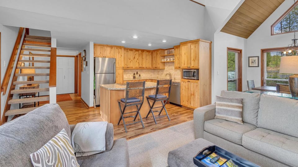 Kitchen or kitchenette, Living room, Seating area, Dining area, dishwasher, oven, stove, toaster
