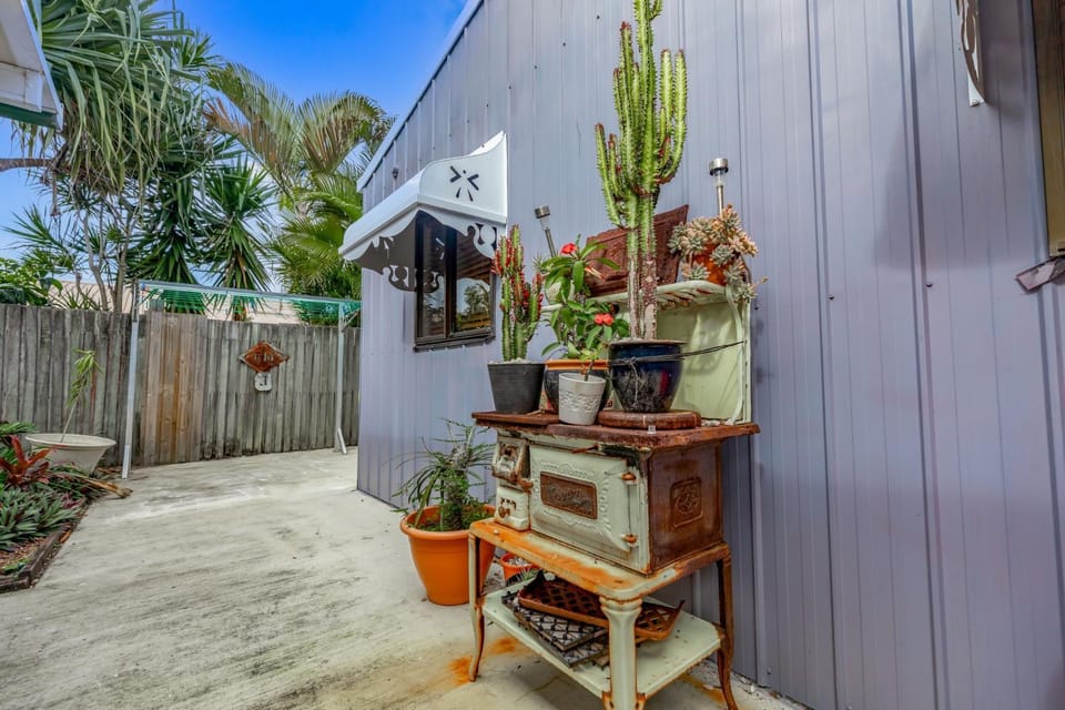 The Little Blue Shack - Quaint Granny Flat Apartment in Marcoola