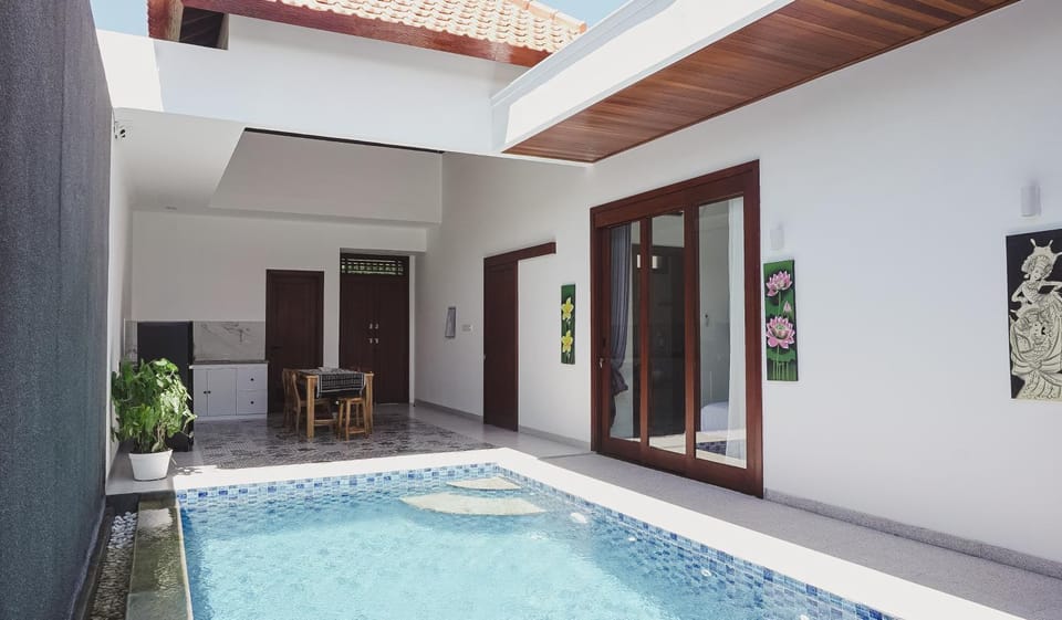 Dining area, Pool view, kitchen