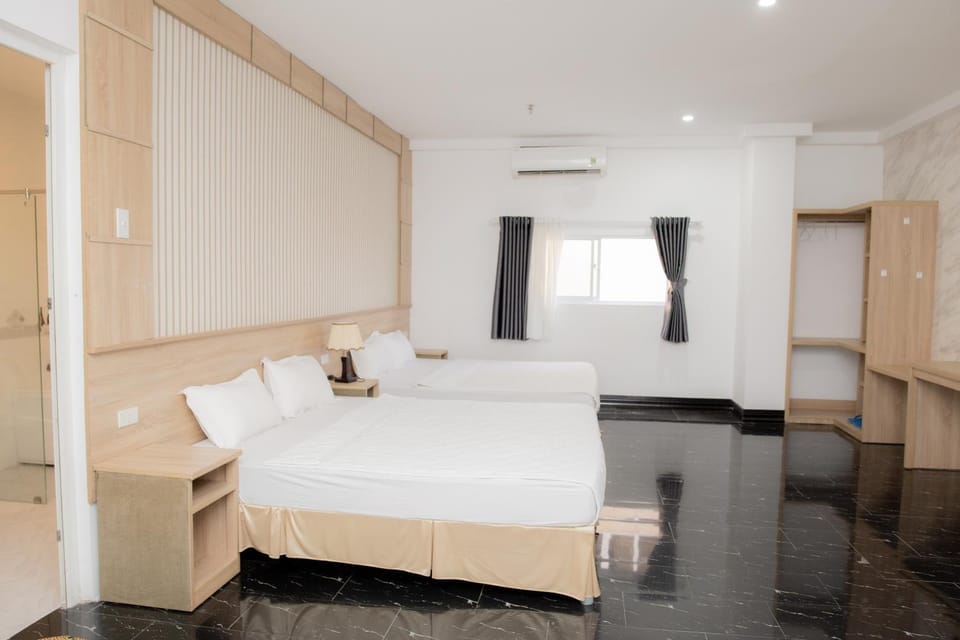 Bed, Living room, Photo of the whole room, Bedroom, wardrobe, air conditioner