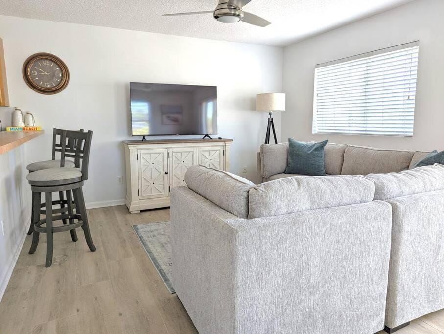 TV and multimedia, Living room, Seating area, Evening entertainment