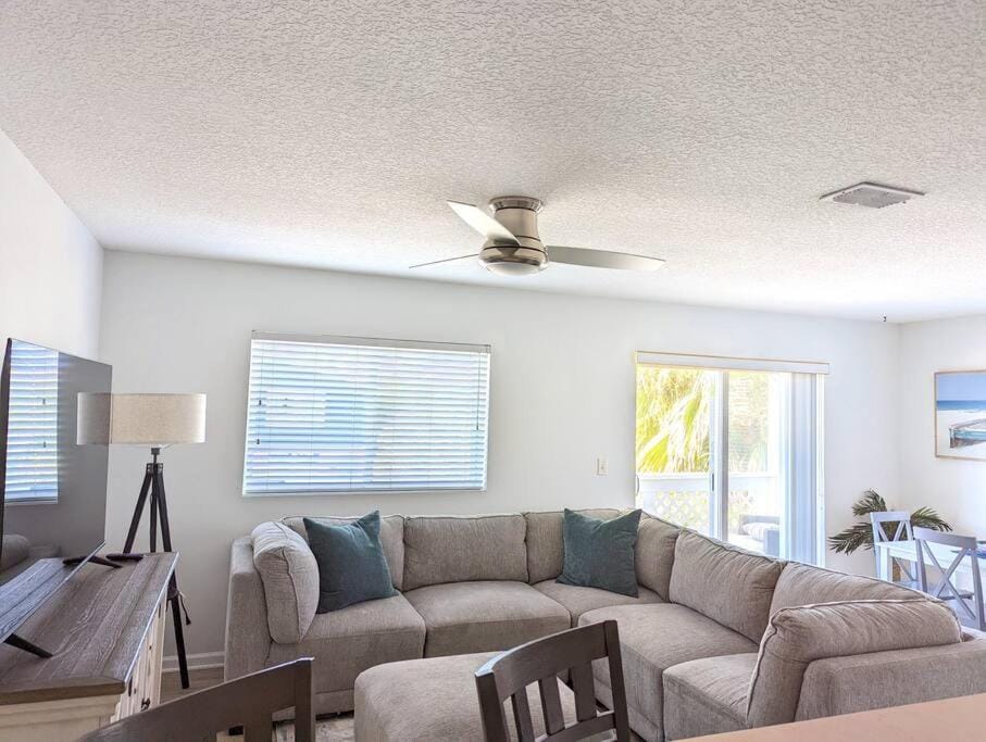 TV and multimedia, Living room, Seating area, fireplace