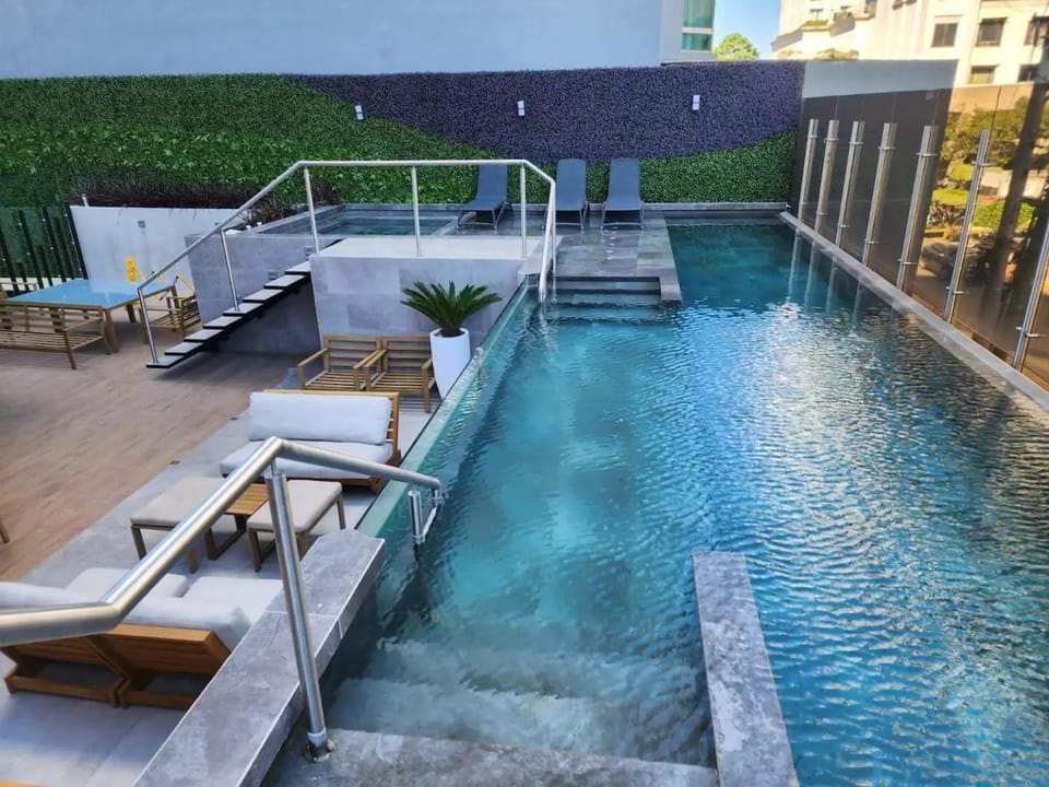 Day, Pool view