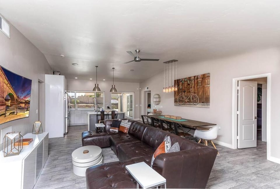 Pool Spa Fire Pit Pets Ensuite Bathrooms House in Lake Havasu City