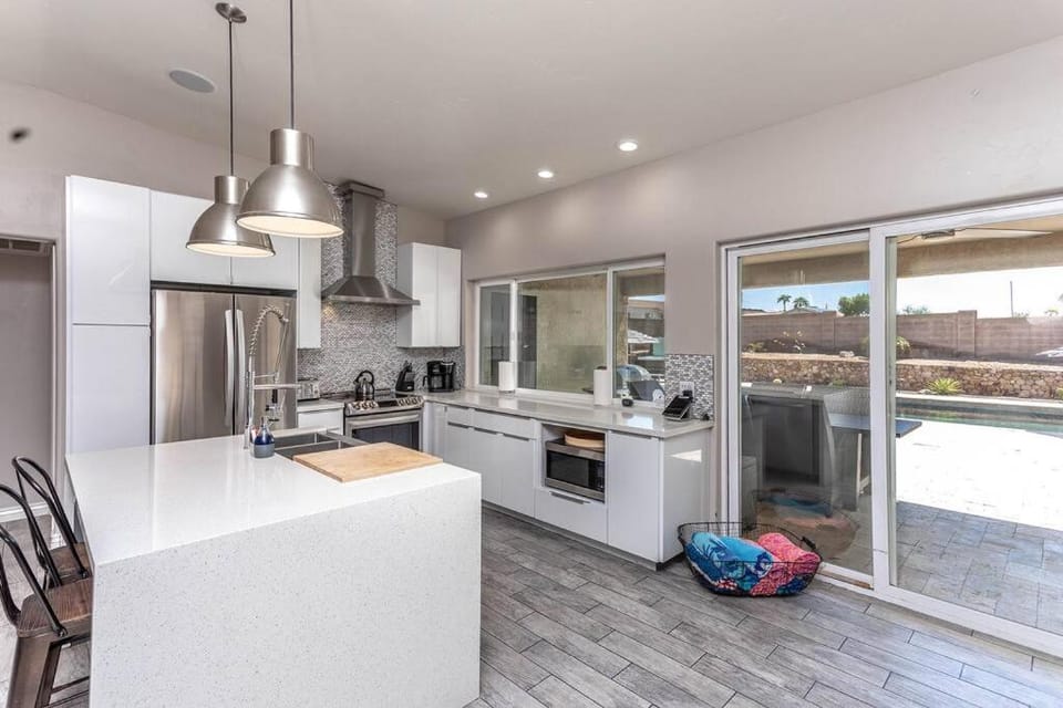Pool Spa Fire Pit Pets Ensuite Bathrooms House in Lake Havasu City