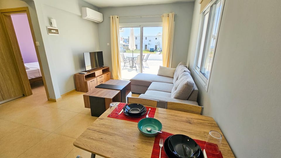 Bed, TV and multimedia, Kitchen or kitchenette, Living room, Seating area, Dining area, Bedroom, air conditioner