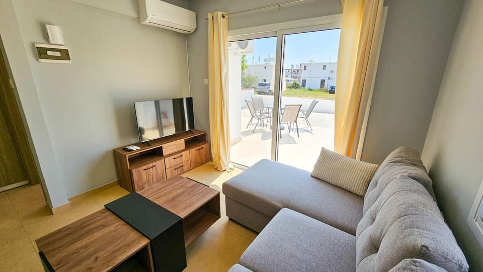 Communal lounge/ TV room, TV and multimedia, Living room, Seating area, Evening entertainment, air conditioner
