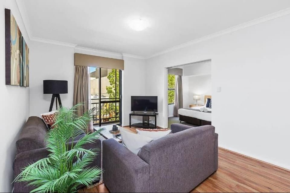 Executive Apt - 2BR 1BA w Parking Apartment in Perth
