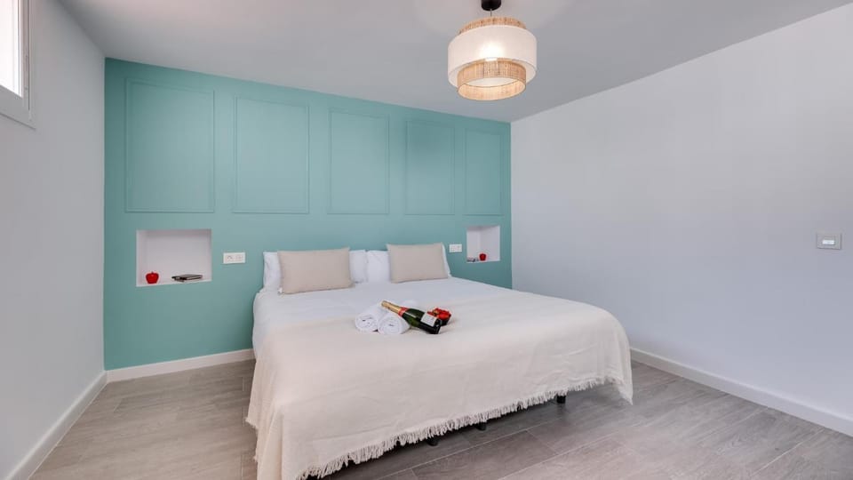 Photo of the whole room, Bedroom