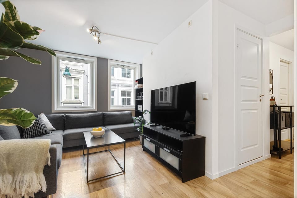TV and multimedia, Living room, Seating area, Evening entertainment