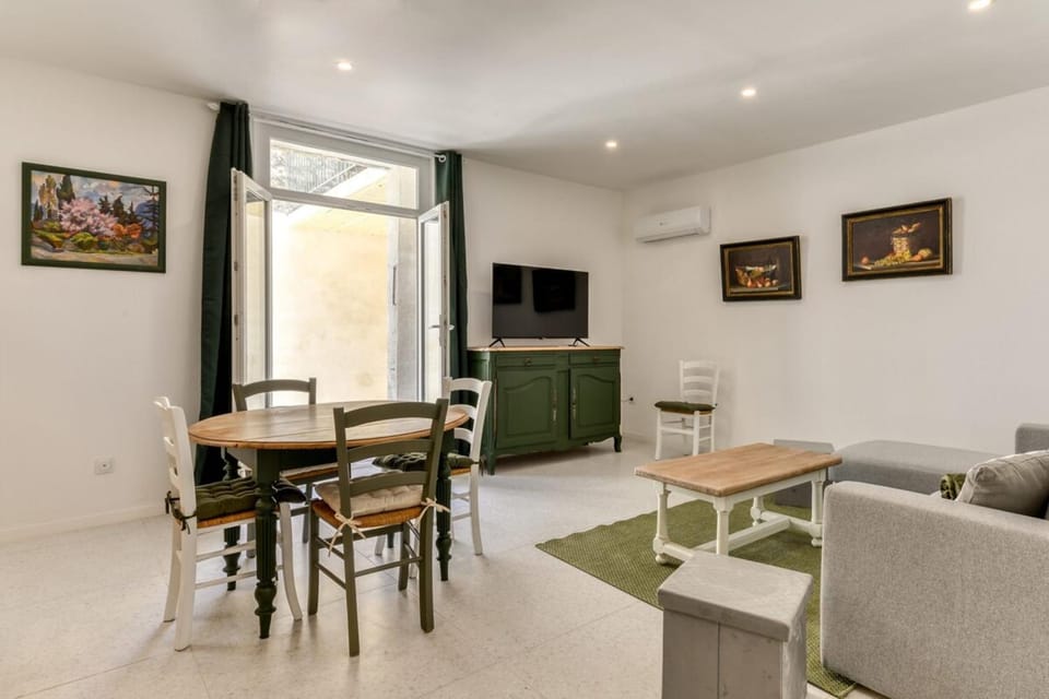 TV and multimedia, Living room, Dining area