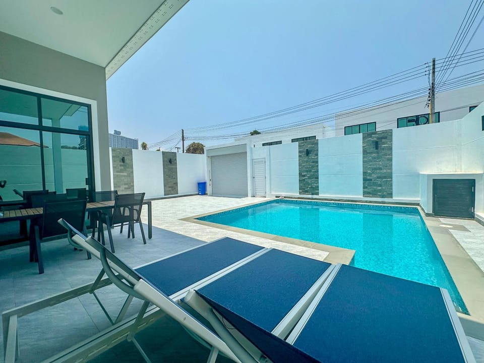 Dining area, Pool view, Swimming pool