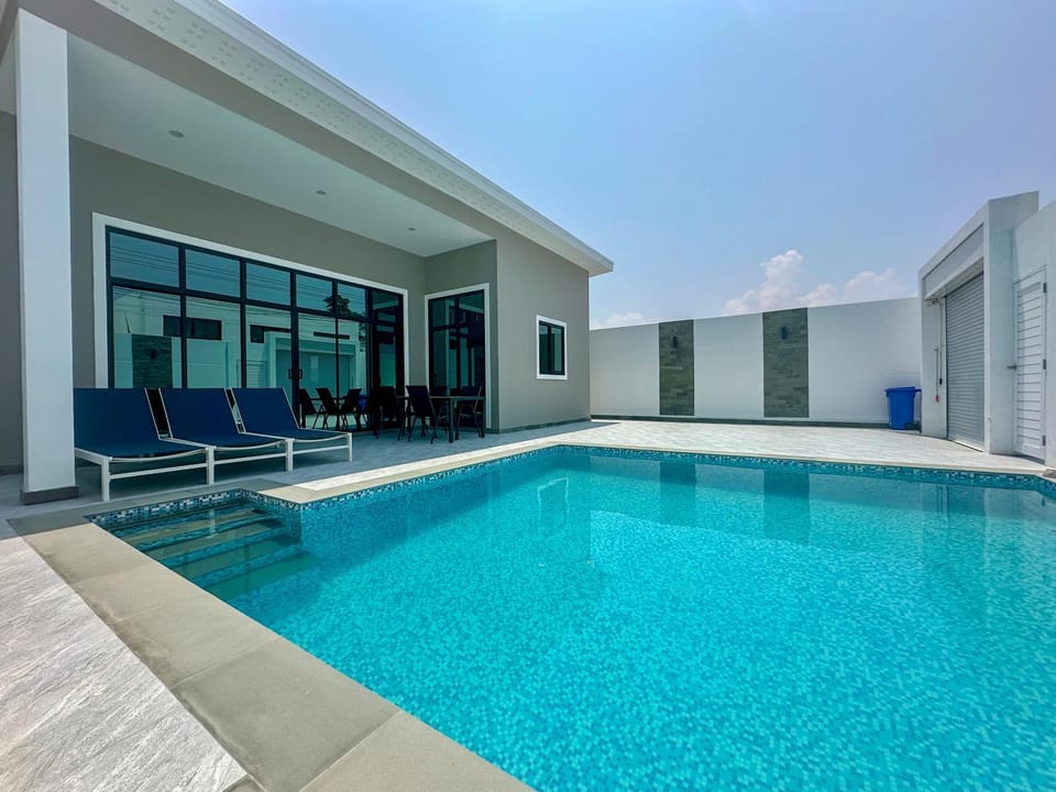 Dining area, Swimming pool, sunbed