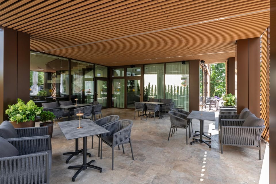 Patio, Restaurant/places to eat, Seating area